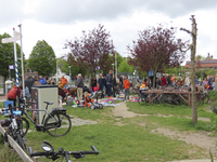 902318 Afbeelding van de kindervrijmarkt in de Dorpstuin bij de Rijksstraatweg (links) te De Meern (gemeente Utrecht), ...